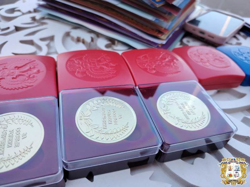 ТОРЖЕСТВЕННОЕ ВРУЧЕНИЕ АТТЕСТАТОВ И МЕДАЛЕЙ ОДИННАДЦАТИКЛАССНИКАМ.