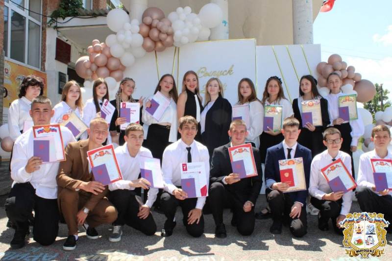 ТОРЖЕСТВЕННОЕ ВРУЧЕНИЕ АТТЕСТАТОВ ДЕВЯТИКЛАССНИКАМ.